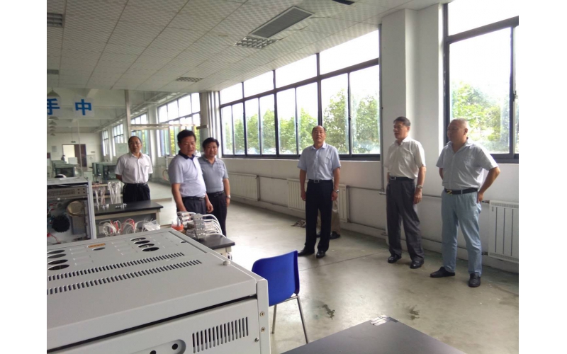 我市經(jīng)濟(jì)開發(fā)區(qū)領(lǐng)導(dǎo)來我公司調(diào)研指導(dǎo)工作